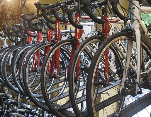 Bilden visar ett cykelställ i två våningar i ett cykelrum. Det finns olika typer av mekaniska cykelliftar och hydrauliska cykelliftar i två våningar.